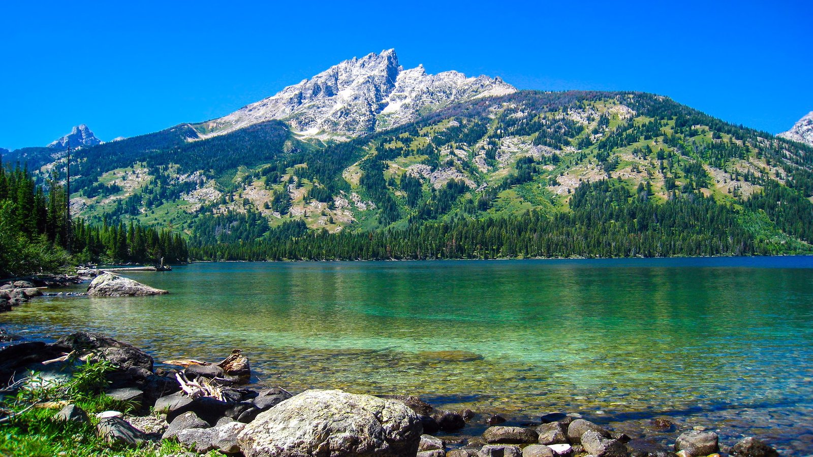 green body of water near mountains digital wallpaper landscape 2k