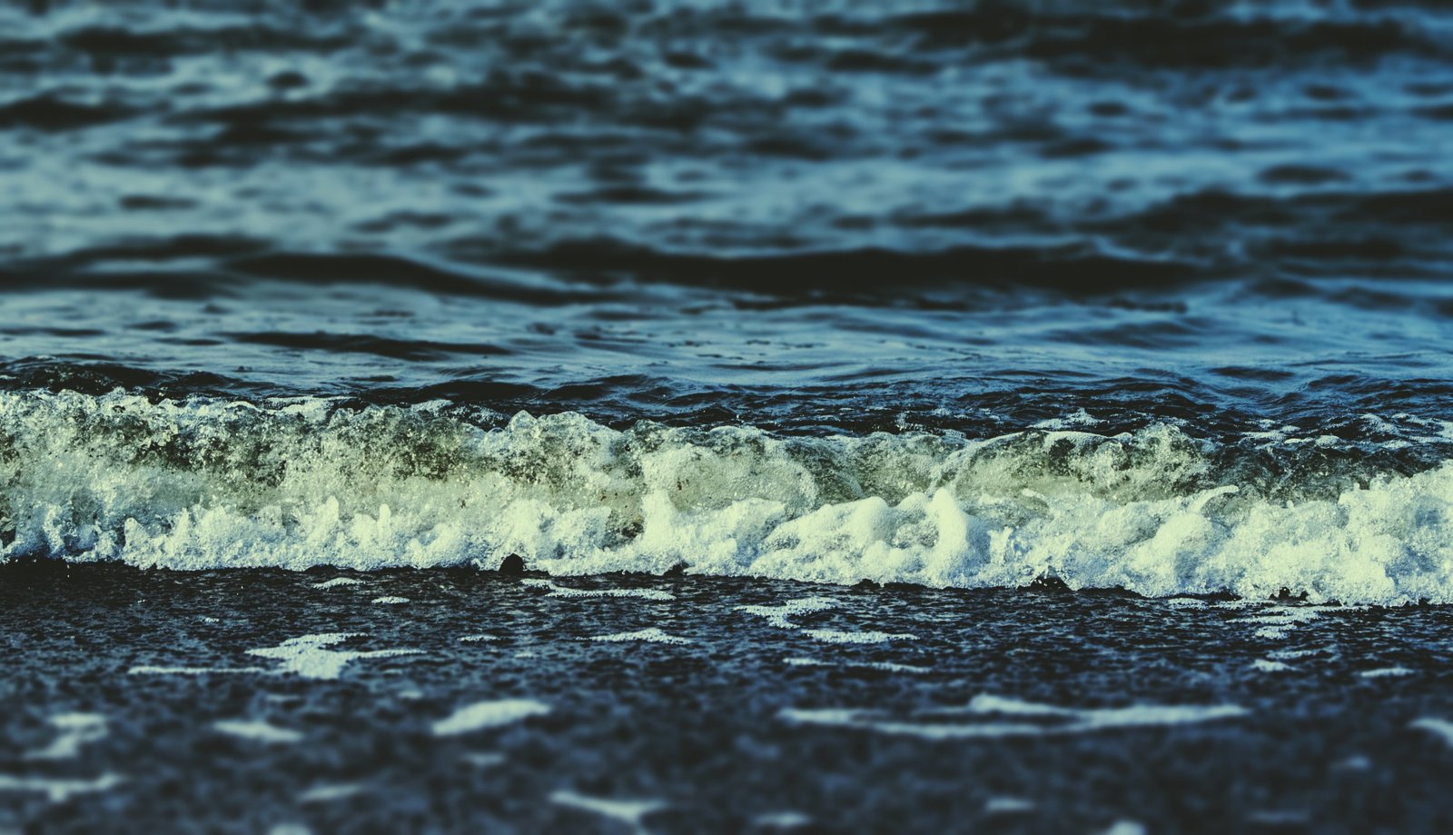 landscape Baltic Sea beach waves 2k 4k