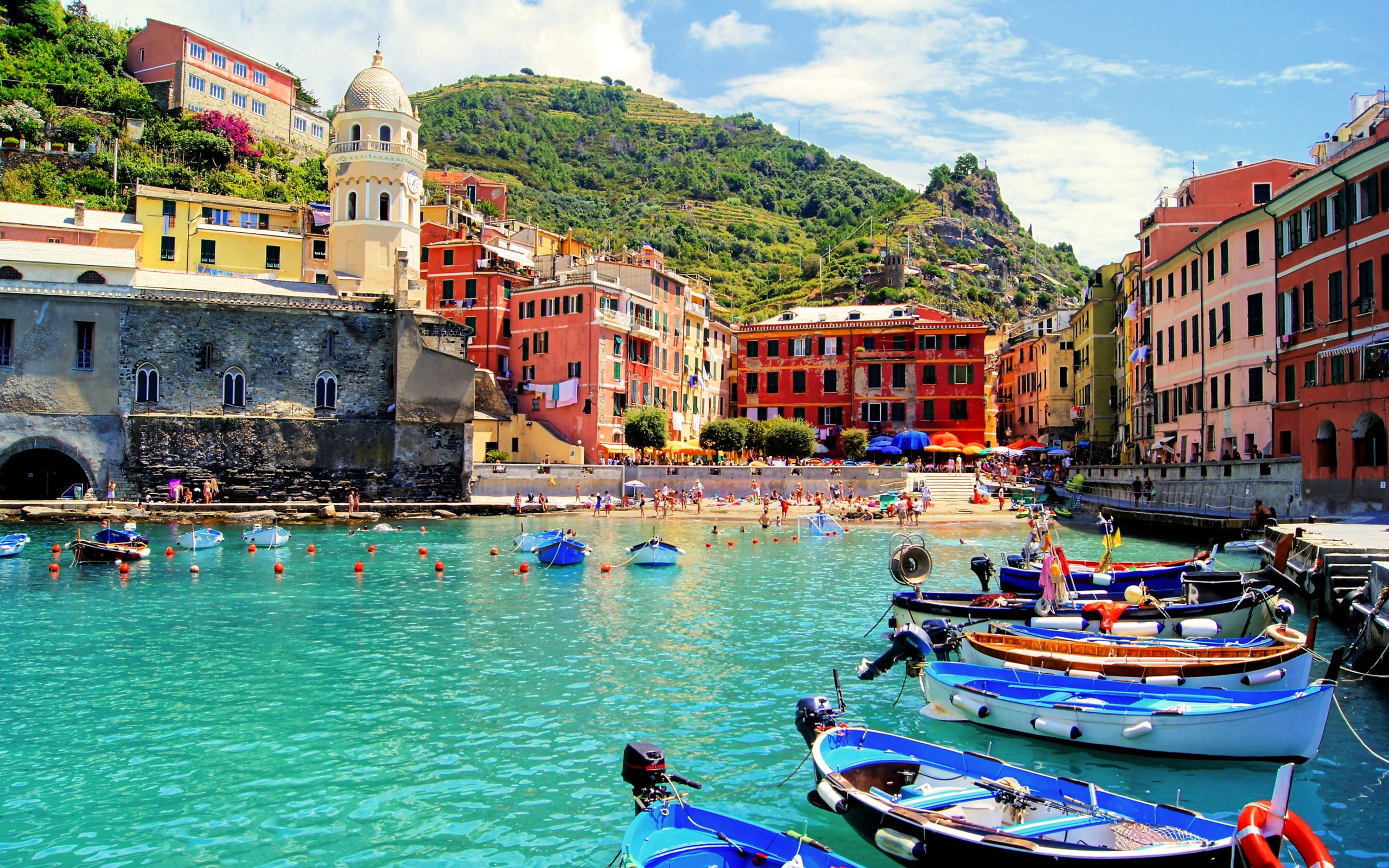 Vernazza Italy city sea beach boats houses people 2k