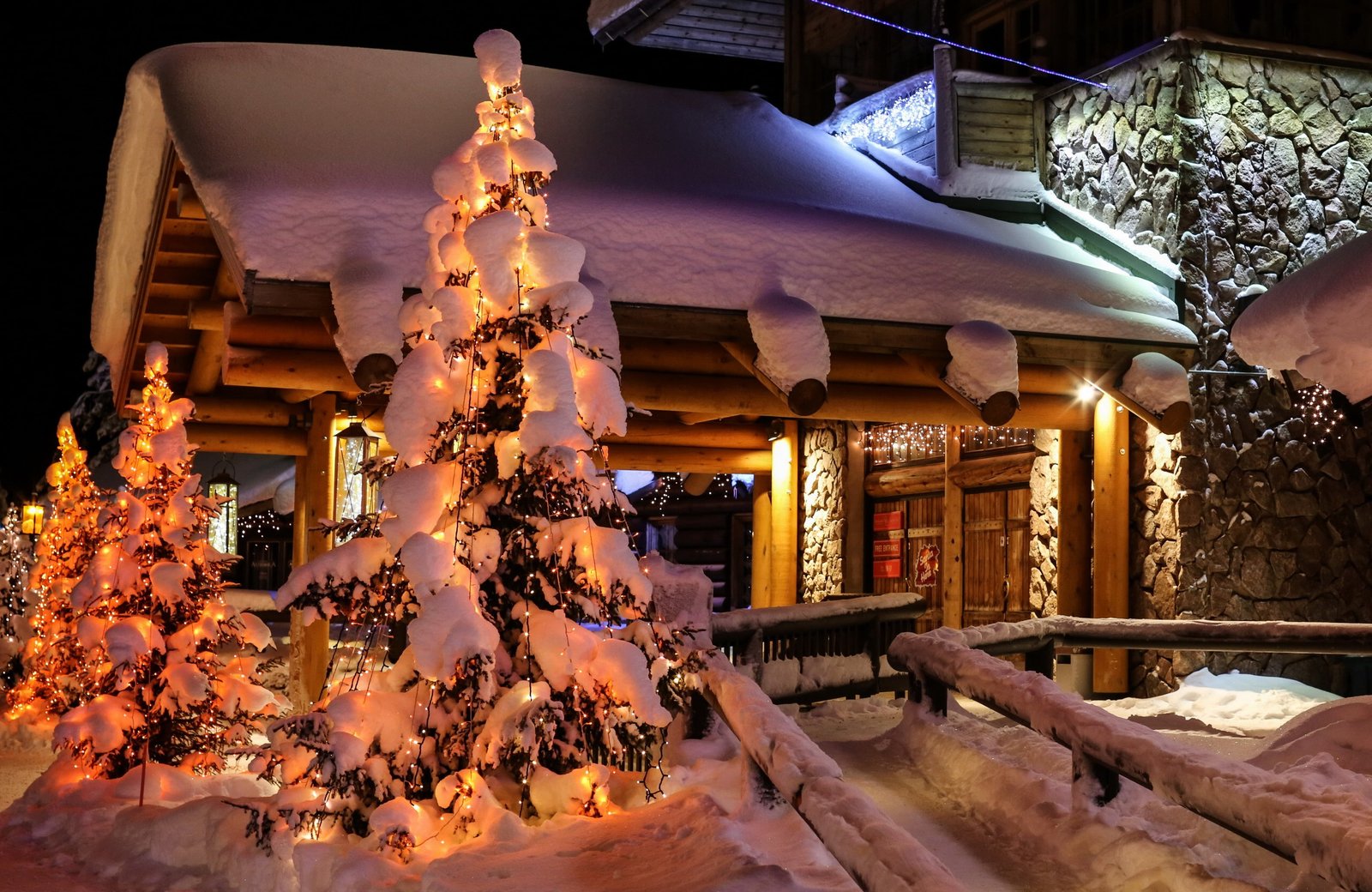 House in Winter Finland Lapland snow spruce Night Nature 2k