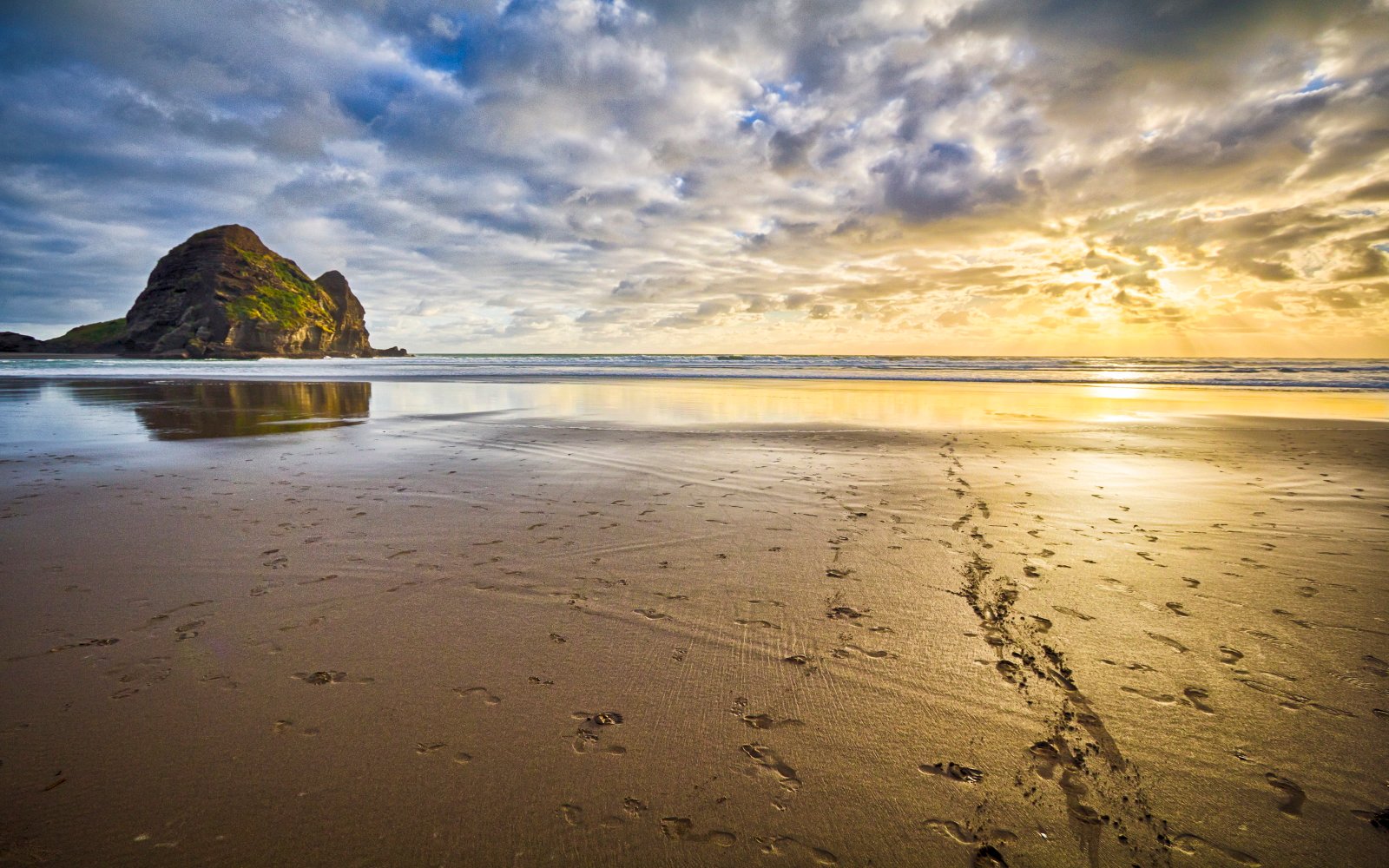 The Lies Piha Known Surfing Beach On Northwest Coast Of North Island New Zealand 2k