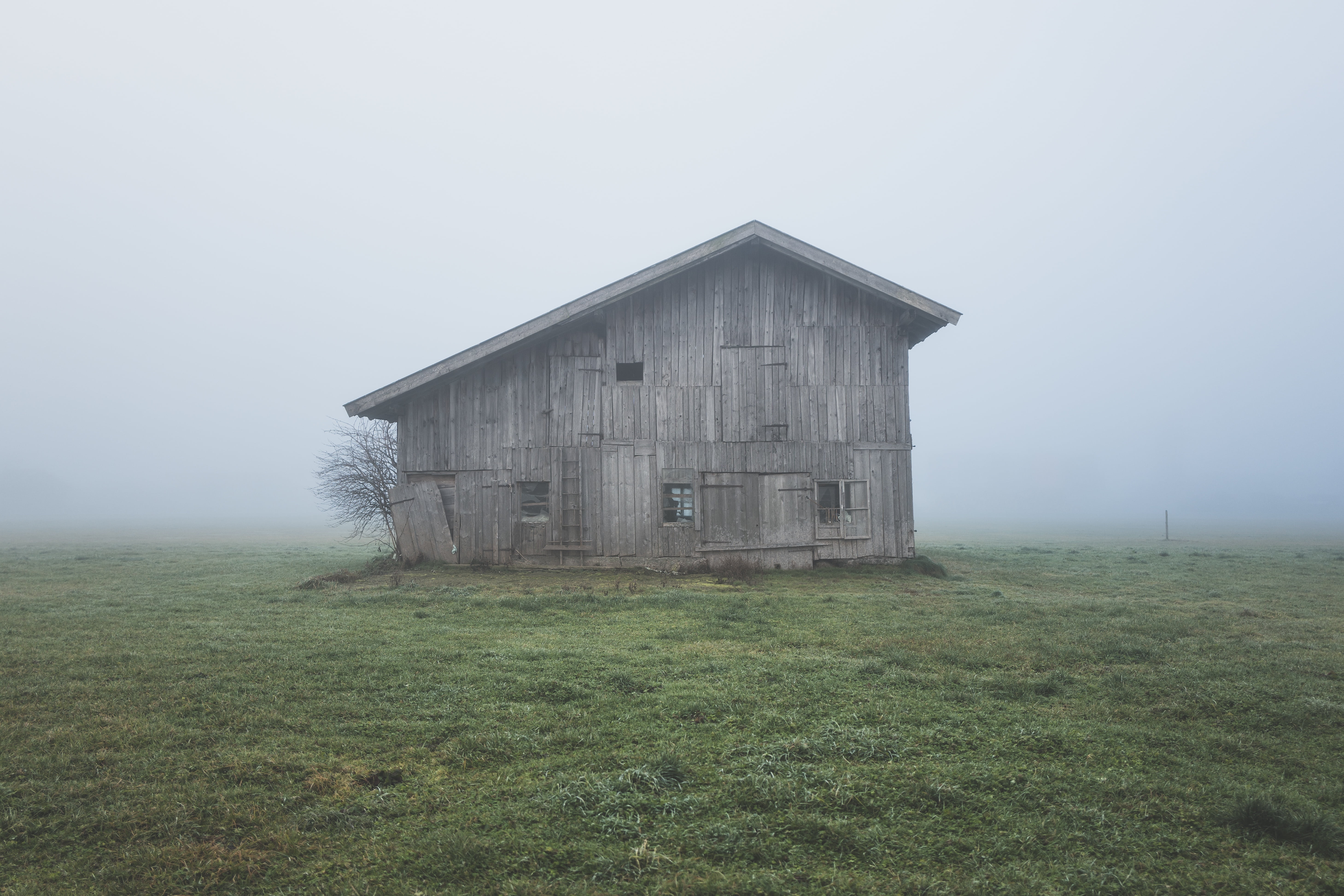 grey wooden barn foggy farm rural landscape countryside 2k 4k 5k