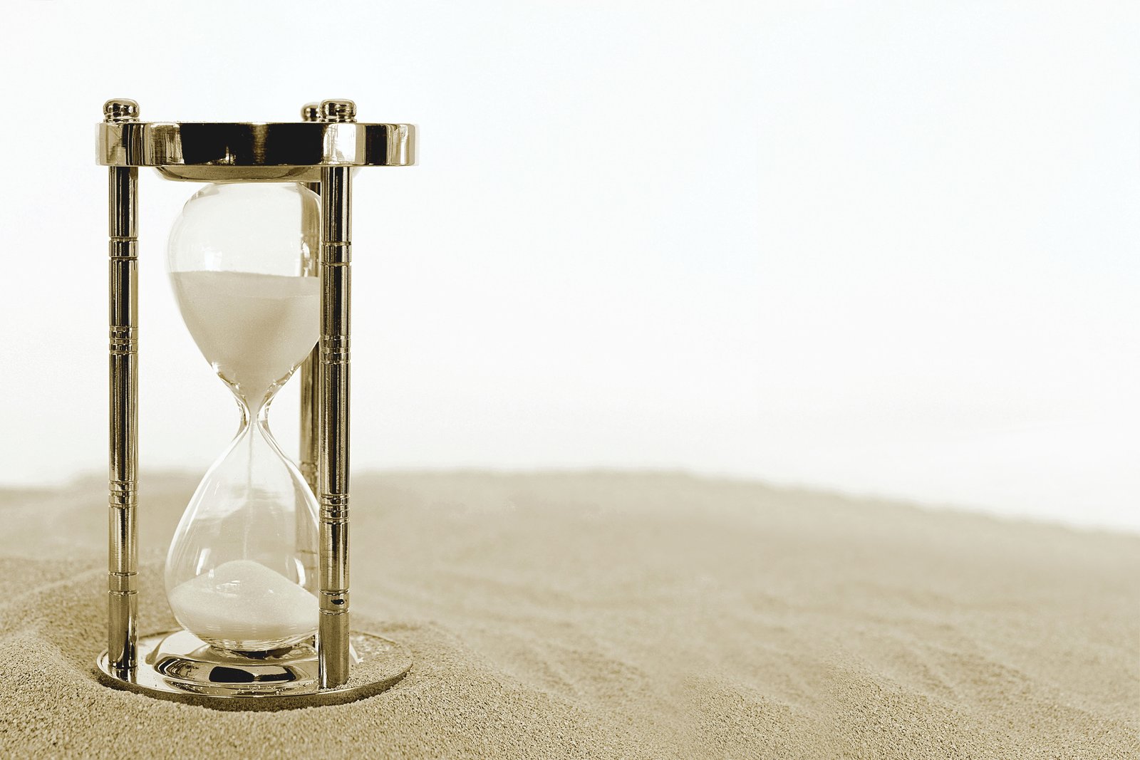 photo of clear hourglass with chrome steel base clock time 2k 4k 5k