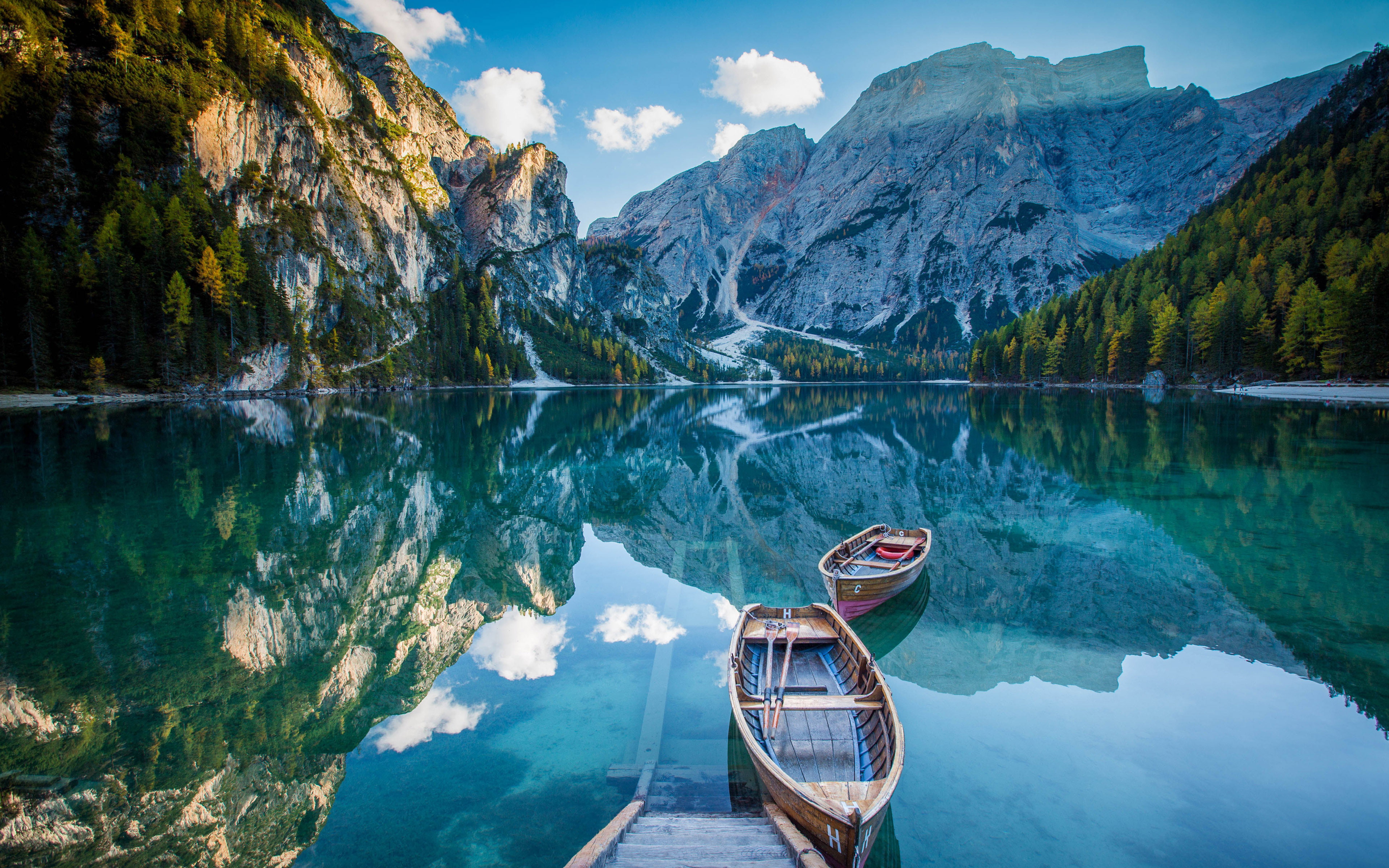 Pragser Wildsee lago Di Braies Lake In Italy Boats Rocky Mountains Blue Sky Reflection Landscape 2k 4k