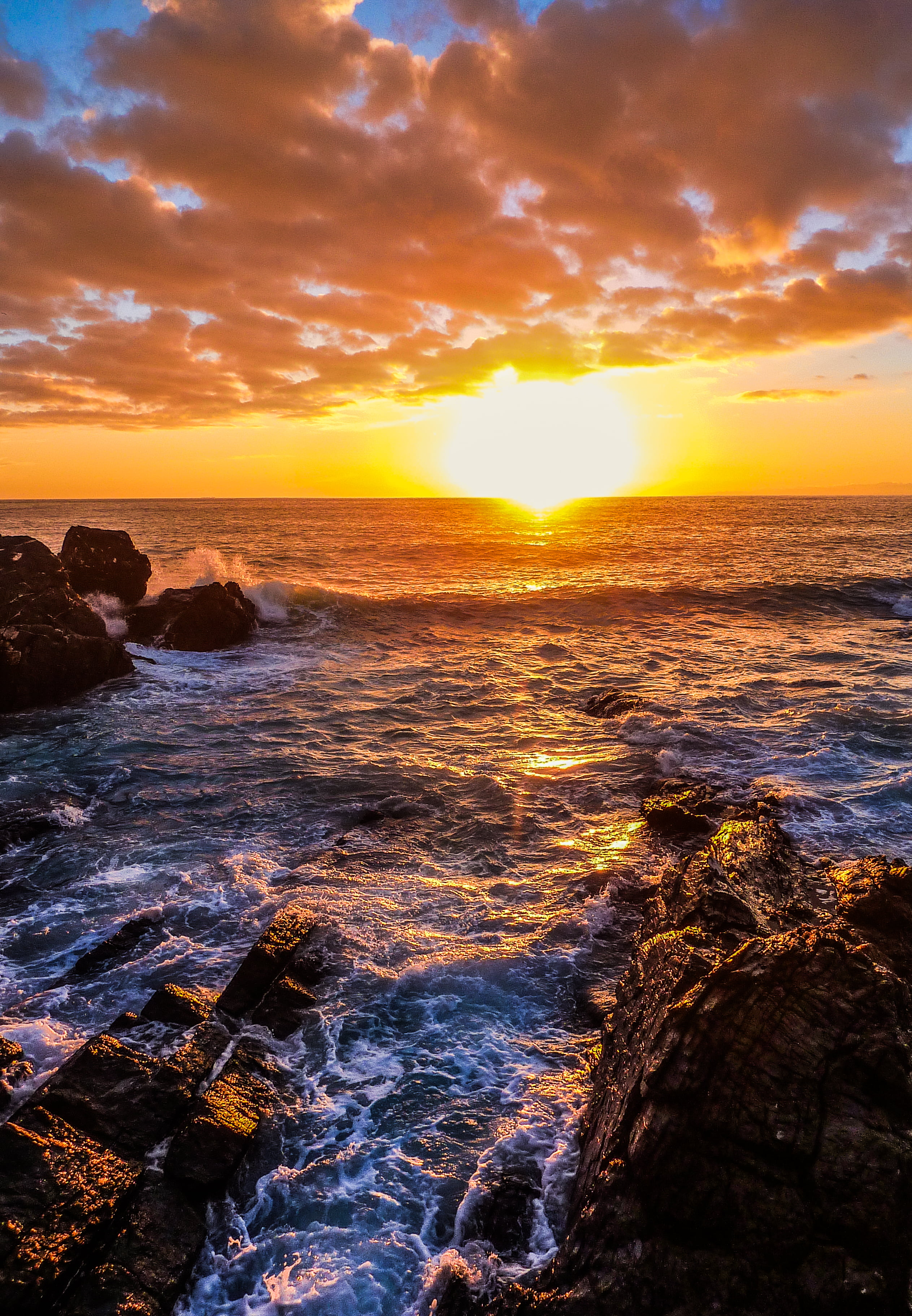 scenery of sea and brown rocks during sunset Last Minutes dusk 2k