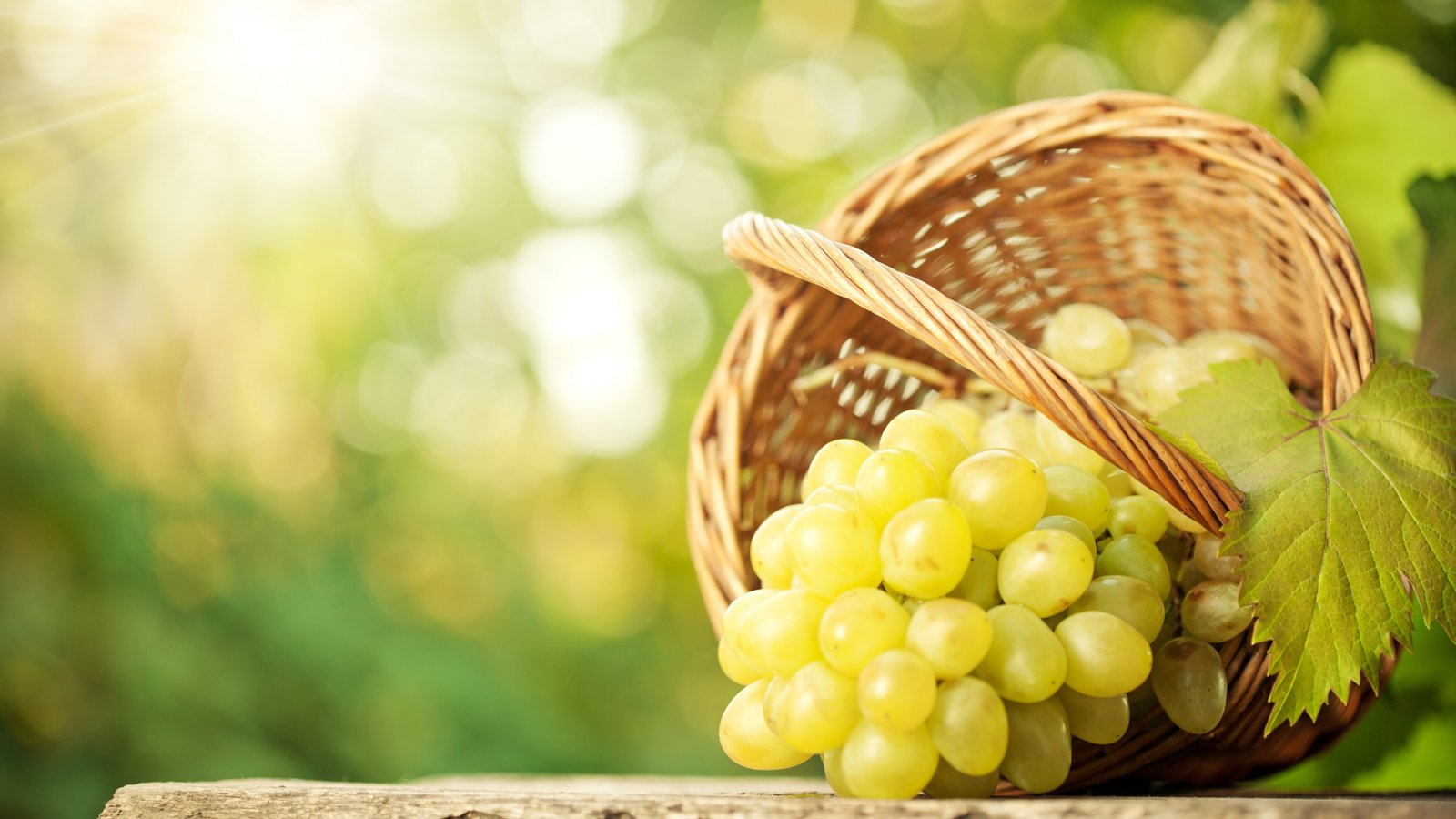 green grapes in brown wicker basket 2k 4k 5k 8k