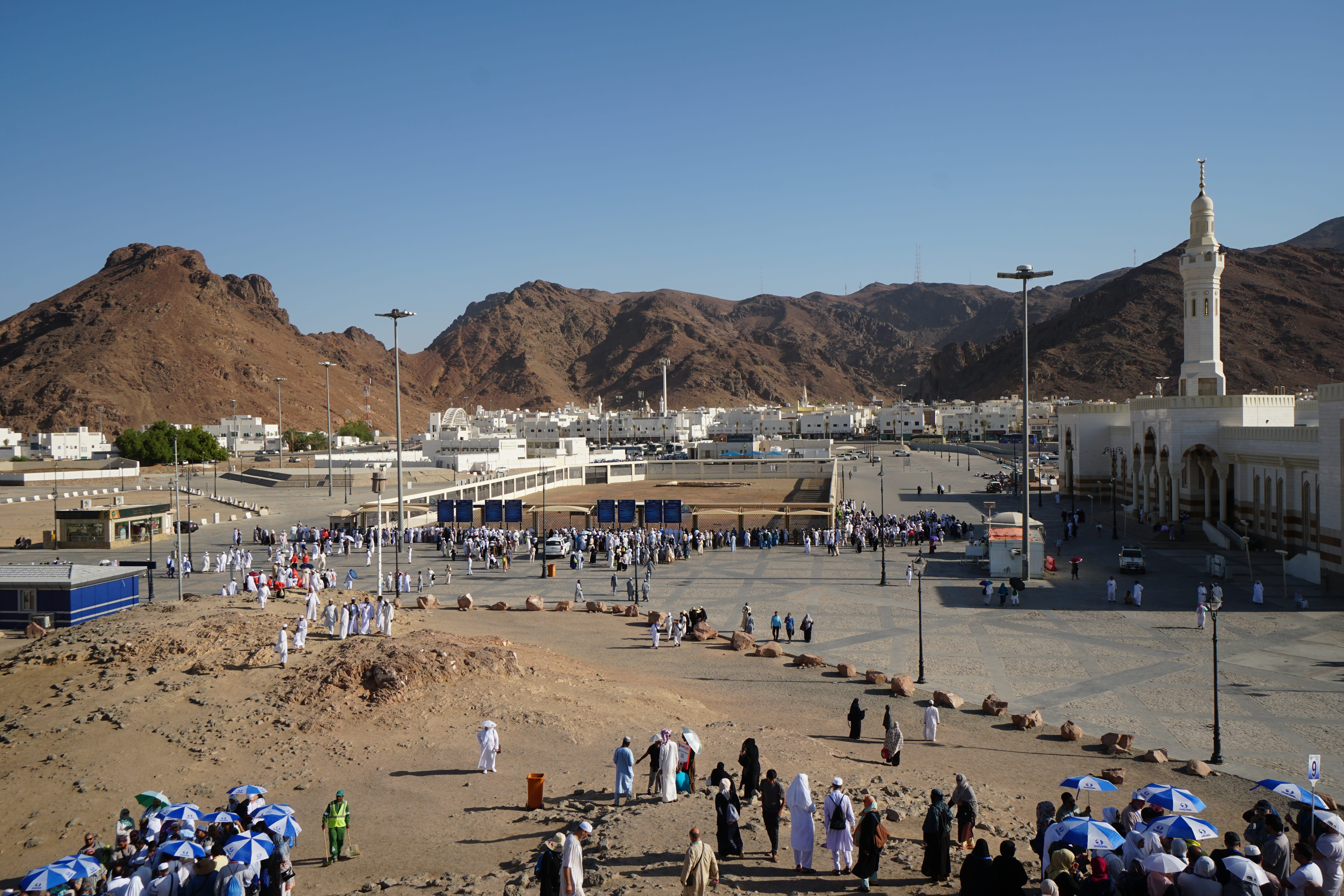 uhud the mountain of martyrs crowd large group people 2k 4k 5k