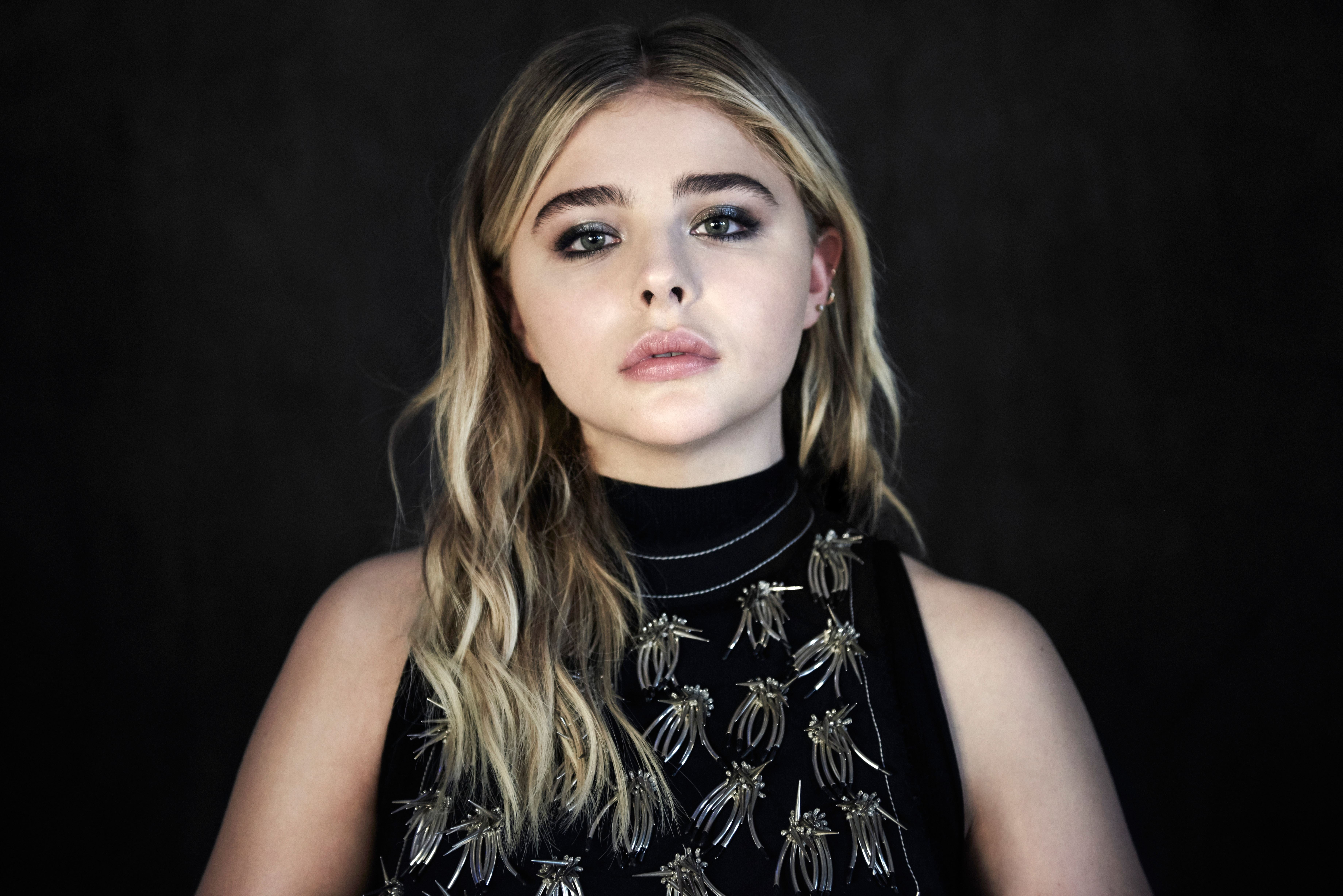 chloe moretz celebrities girls black background portrait 2k 4k 5k
