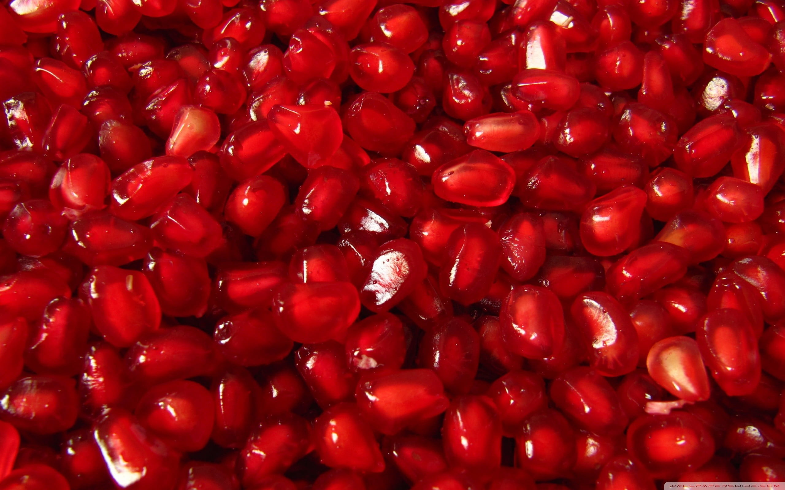 bunch of pomegranate pulp fruit food red macro and drink 2k