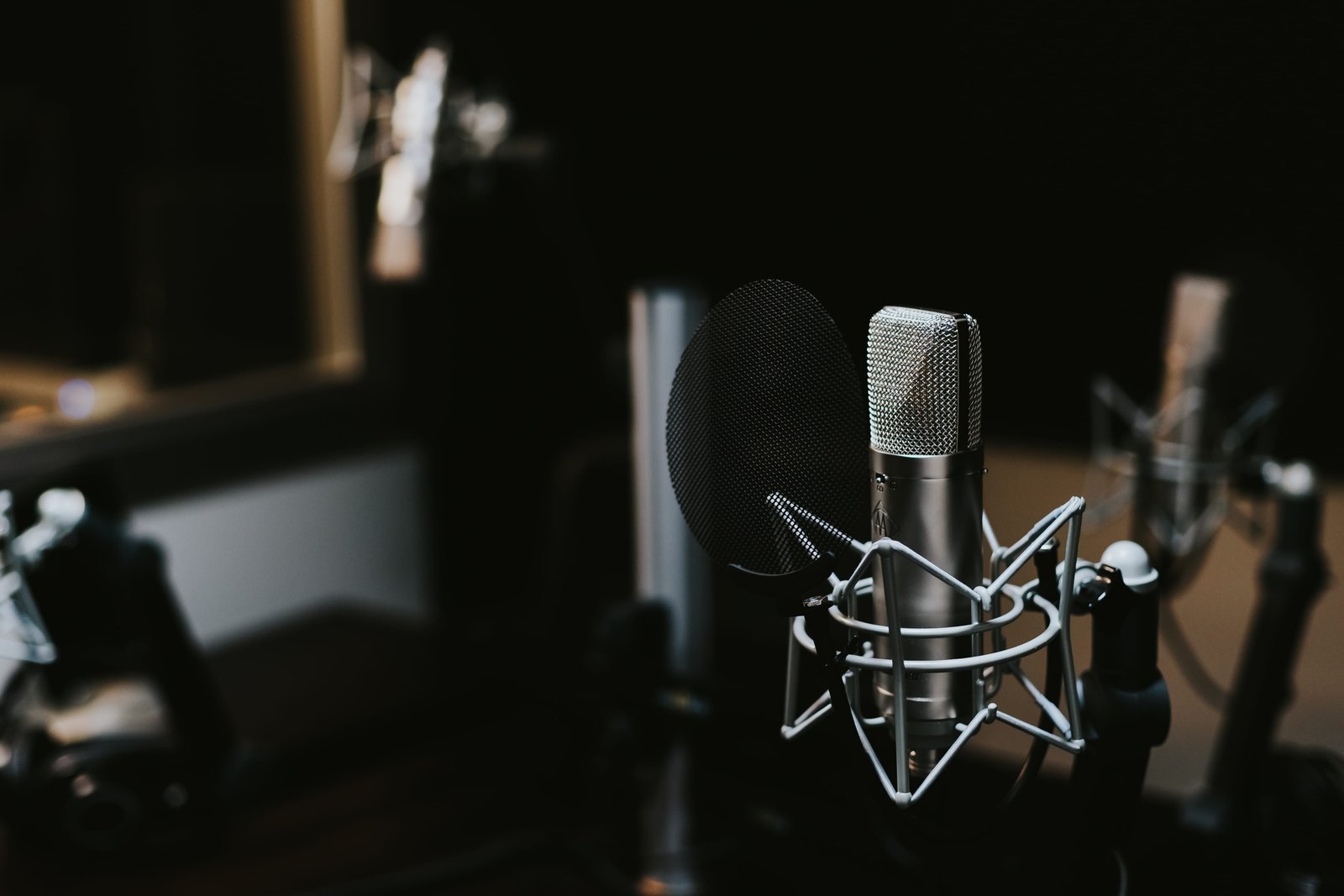 macro photography of silver and black studio microphone condenser selective in 2k 4k
