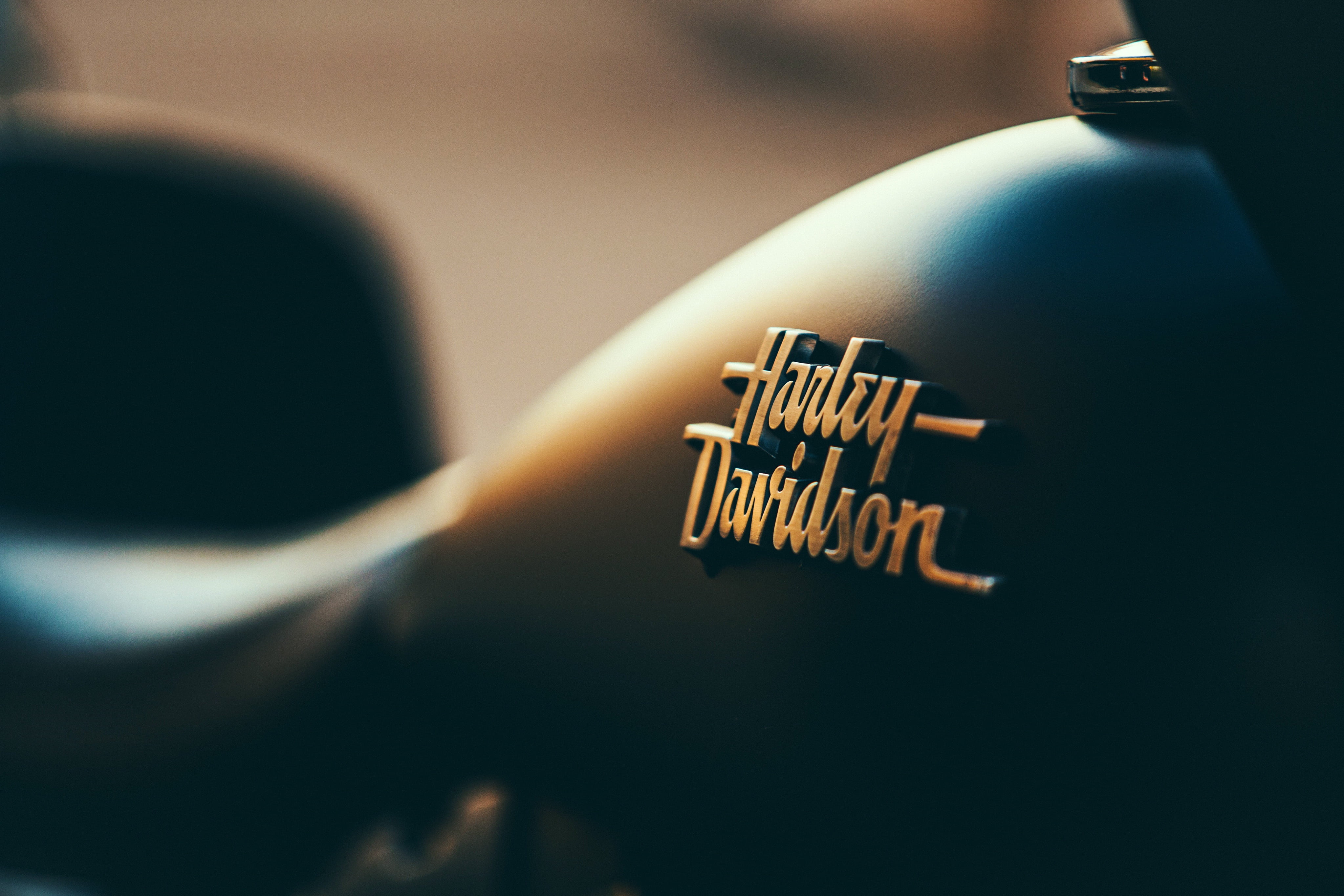 macro shot photography of Harley Davidson logo selective focus 2k 4k