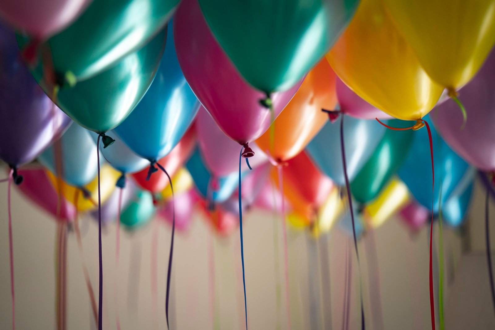 selective focus photography of assorted color balloons birthday 2k 4k 5k 8k