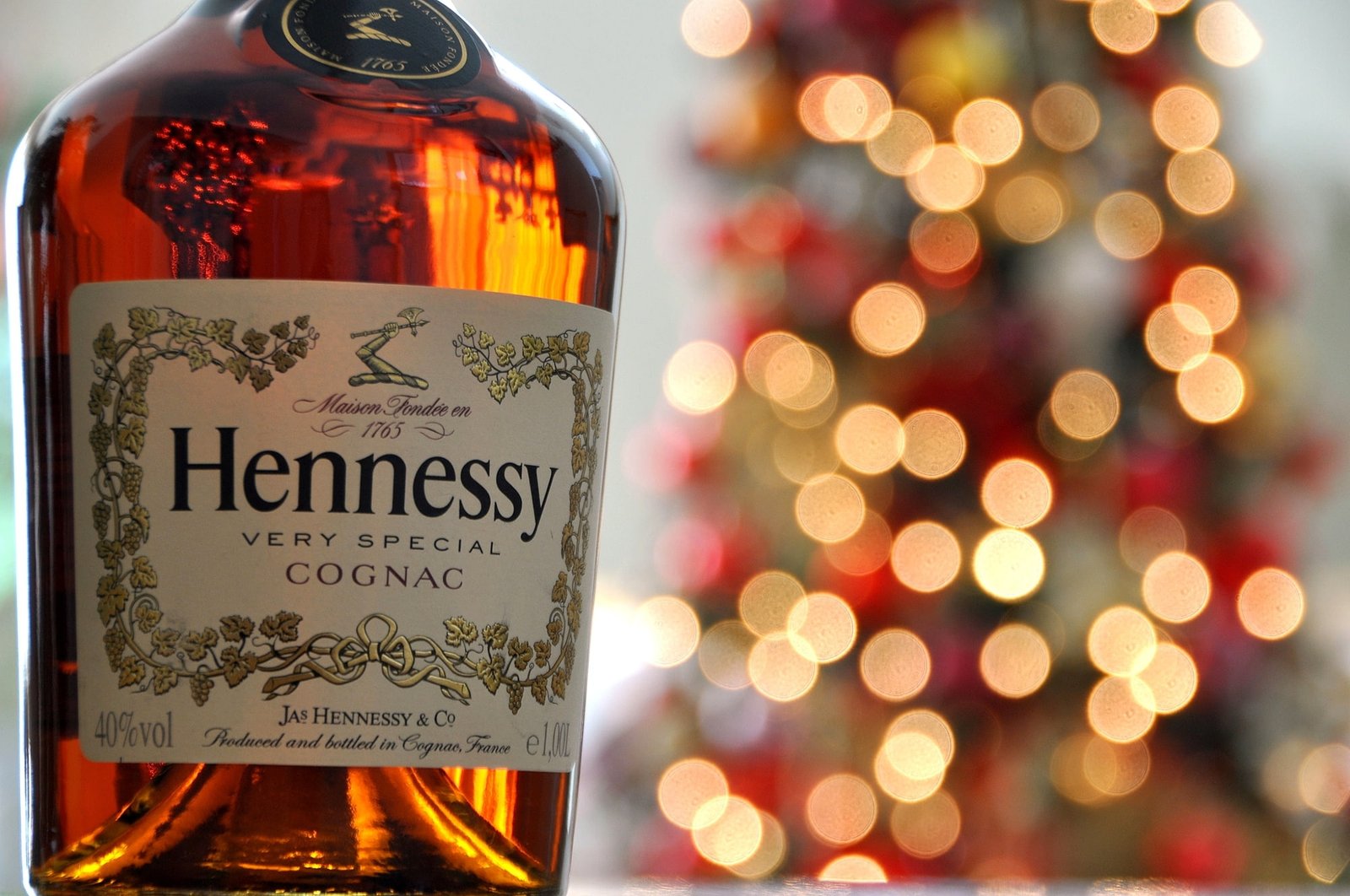 Hennessy Very Special Cognac bottle lights bokeh label text 2k