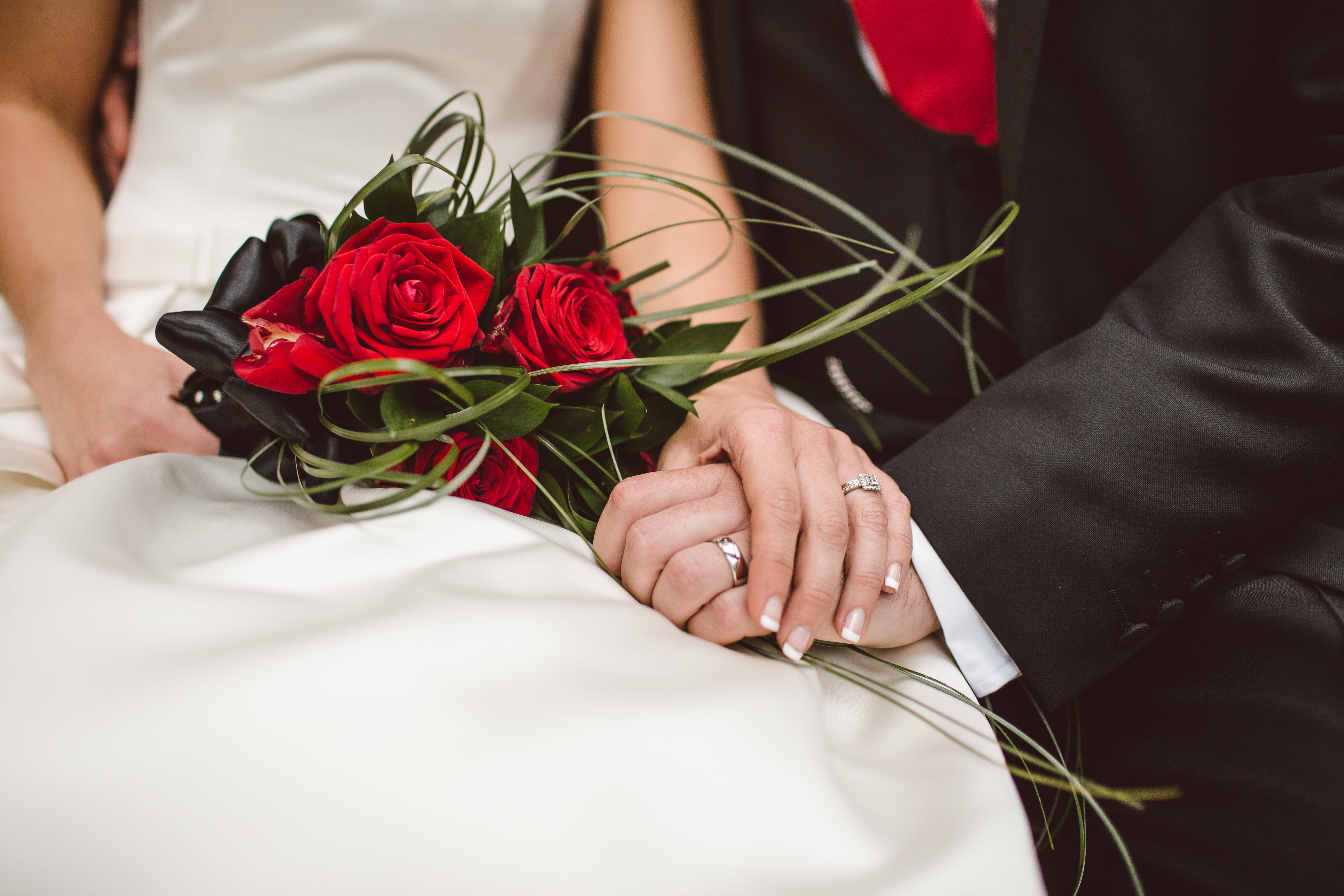 man holding red flowers couple hands together bouquet 2k 4k 5k
