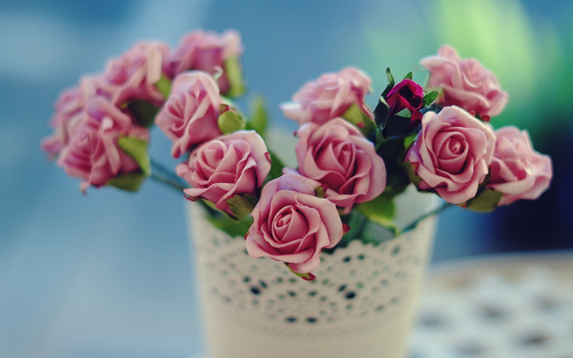 Pink roses flowers petals vase bokeh bucket of pink 2k