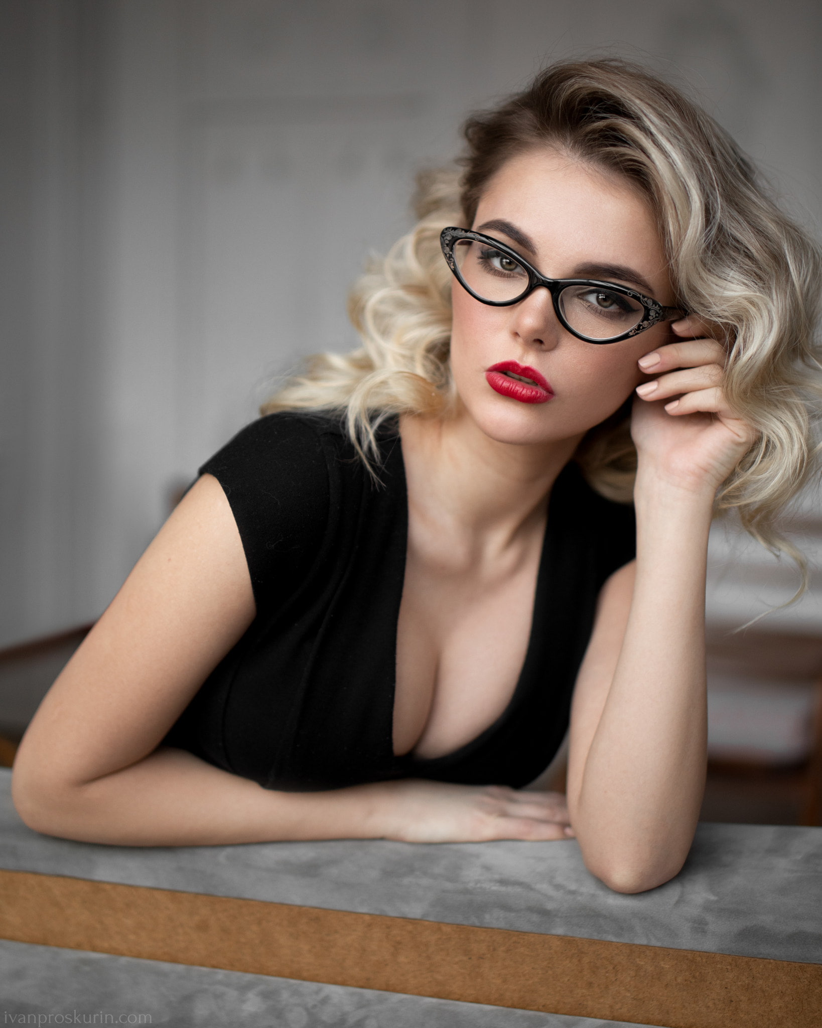 women with glasses model portrait display blonde indoors 2k