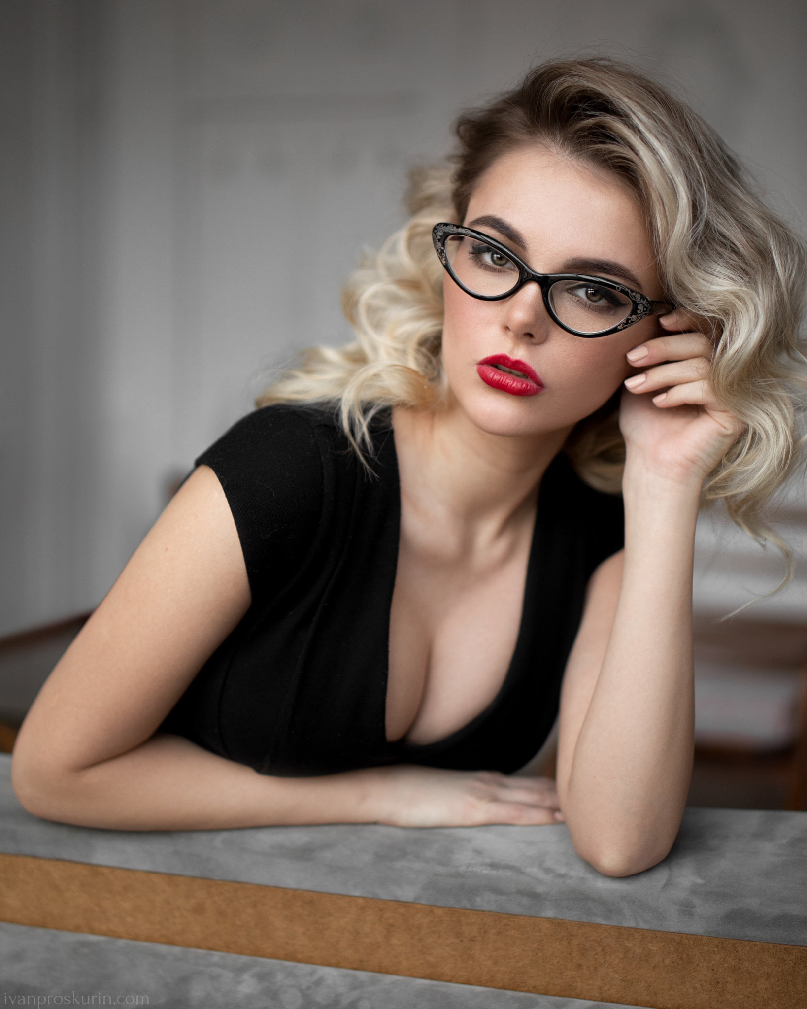 women with glasses model portrait display blonde indoors 2k