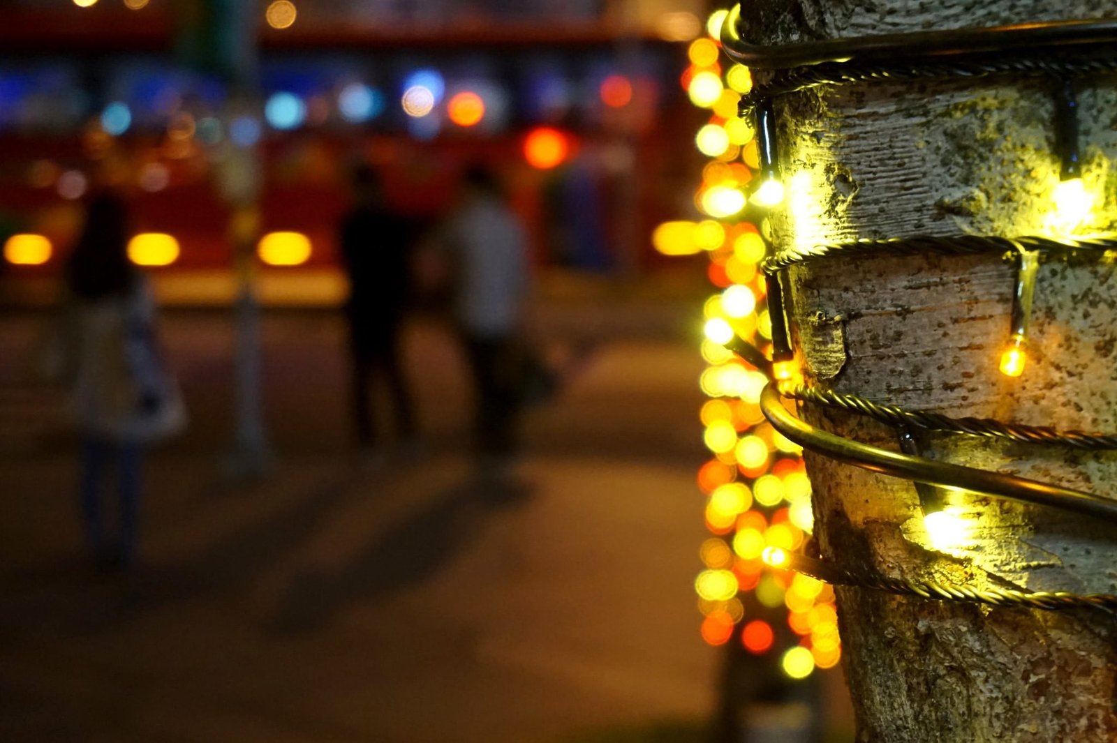 yellow and red beaded necklace trees city bokeh christmas lights 2k