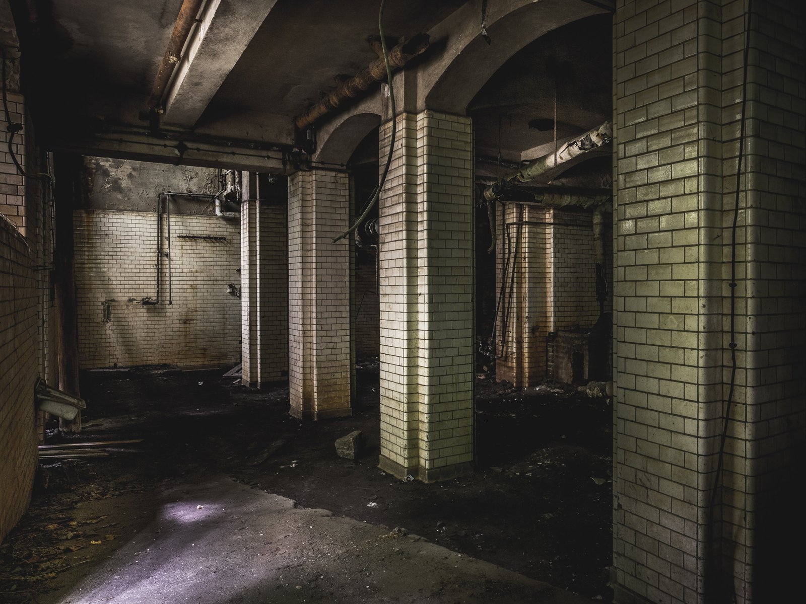 empty gray concrete hallway lost place horror abandoned building 2k 4k 5k