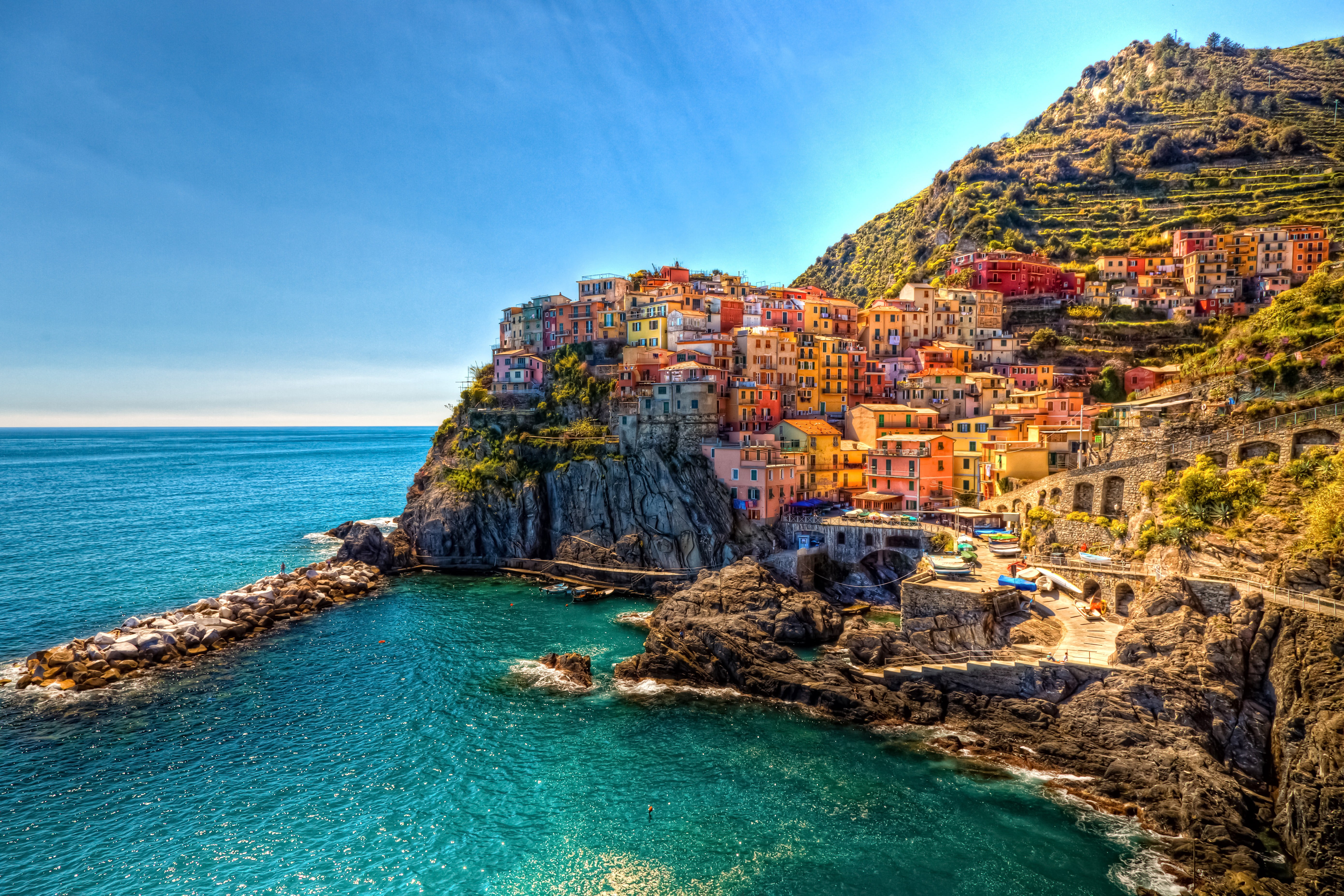 mountain village Italy Cinque Terre Manarola town sea building 2k 4k 5k