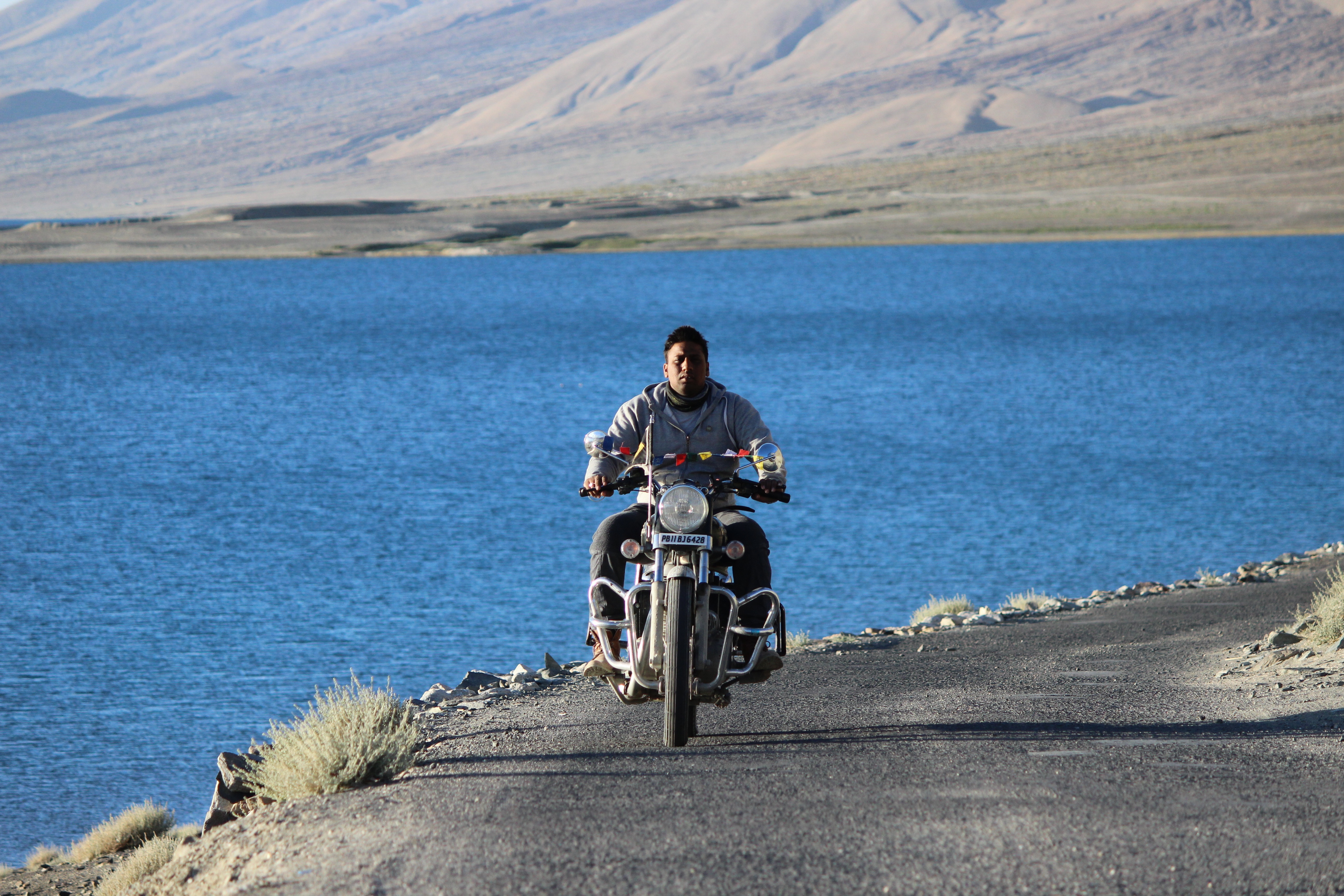 rider pangong lake himalyan bullet blue water leh ladakh 2k 4k 5k