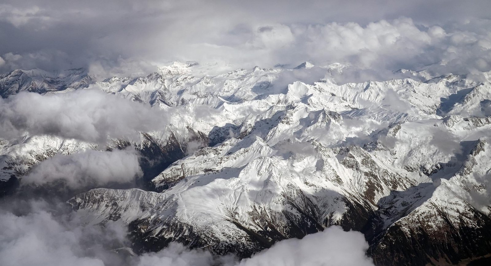 Breathtaking Snow Capped Mountain Alps Wallpaper Experience the breathtaking beauty of snow capped mountains in stunning Alps. Perfect for your desktop wallpaper! 2k